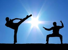 太开心了，马斯切拉诺赛后发布会上遭球员们啤酒浴“突袭”