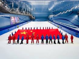 洛杉矶道奇主帅罗伯茨获选“2025 年度最佳教练”，表彰其在主力伤病期间的卓越调度